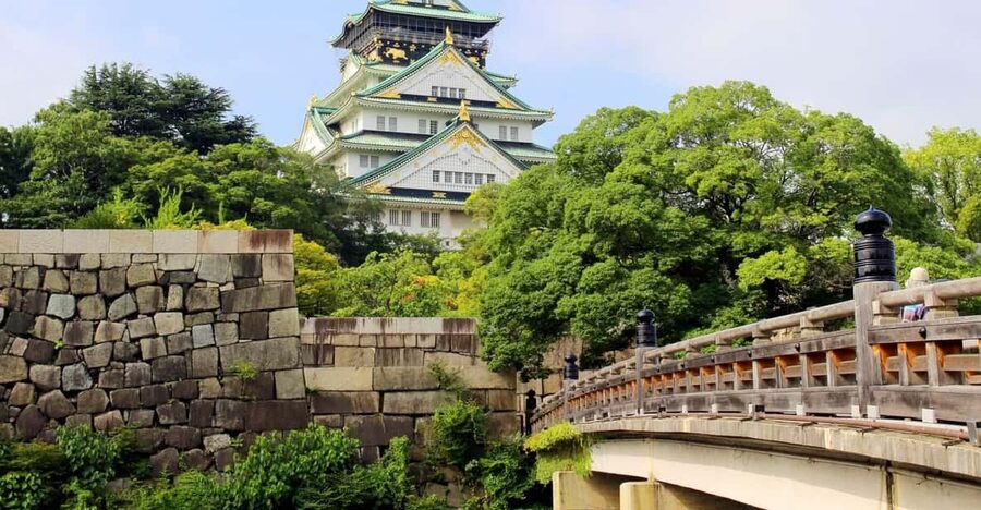 1-Day walking tour in Osaka:Castle, temples and Ukiyoe - Akatsuki Plaza kickoff: trains inside the day, walking outside