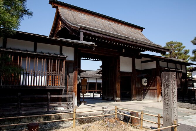 2-Day Bus Tour to Shirakawago & Hida No Sato Winter Illumination - Guide and driver: the difference between a trip and an experience