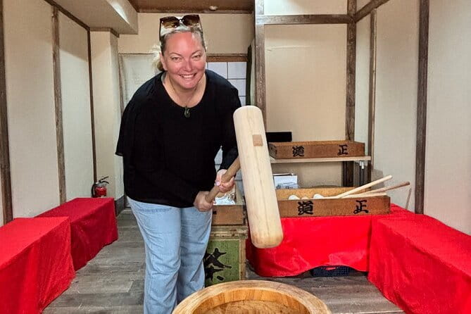 【For adult】Traditional Mochi Pounding Experience with Tasting - Mochi toppings and tea: how you build a bite
