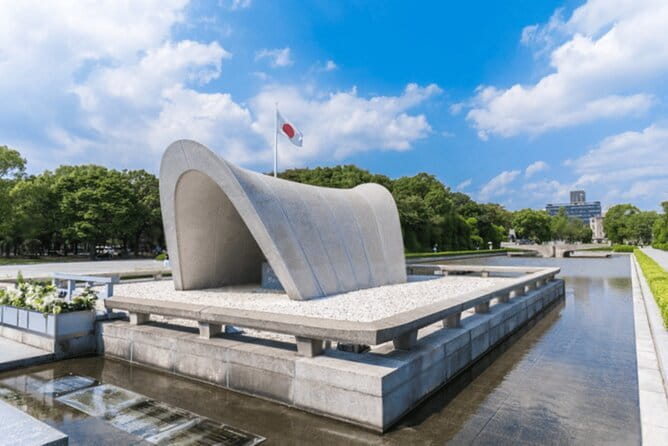 From Osaka/Kyoto: Hiroshima Miyajima Luxury Tour with Guide - The value of doing Hiroshima plus Miyajima in one day