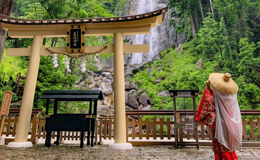 From Osaka/Kyoto: Mount Koya & Wakayama Private Day Trip . - Mount Koya Entrance Points: Daimon Gate and Konpon Daito