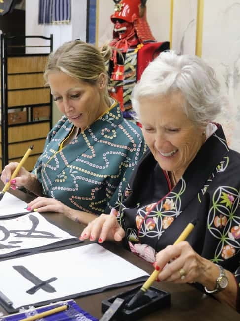 Learning Shodo with a kimono and Trying Samurai Calligraphy - Trying Samurai Calligraphy: one oversized character and the idea of margins