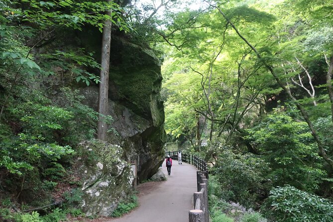 Minoh Waterfall and nature walk through the Minoh Park - The two gigantic rocks legend: a story stop that breaks the monotony