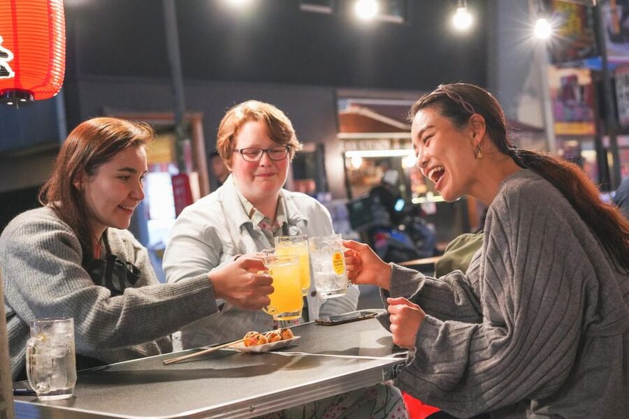 Osaka: Bar-Hopping Night Tour in Namba - The first izakaya stop: Kushikatsu and the joy of ordering together