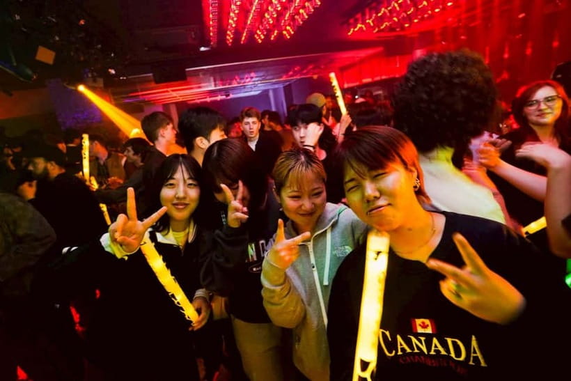 Osaka Dotonbori:GIRAFFE Nightclub Ticket with Drink/VIP Plan - Exact opening hours and how ticket dates work (22:00–04:00)
