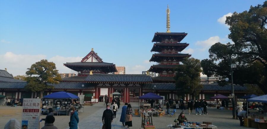 Osaka: Five Must-See Highlights Walking Tour & Ramen Lunch - Kuromon Ichiba Market: Food Under One Roof