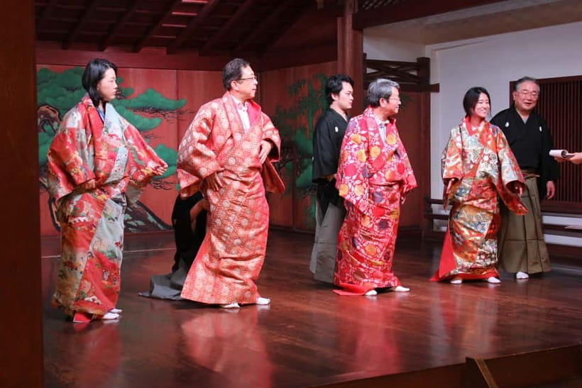 Osaka: Noh Performance with English Subtitles and Workshop - The pre-show explanation that turns confusion into clarity