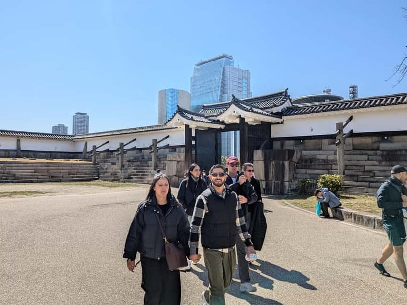 Osaka: Osaka Castle Guided Tour with Local Guide - Local Kansai Stories and the Modern Japan Angle