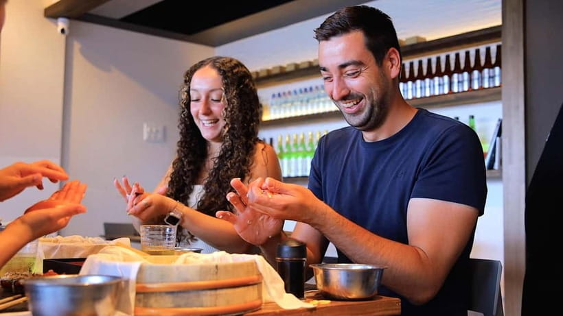 Osaka: Roll and Authentic Sushi Making Class in Dotonbori - The 100-minute flow: quiz first, sushi second, eat at the end