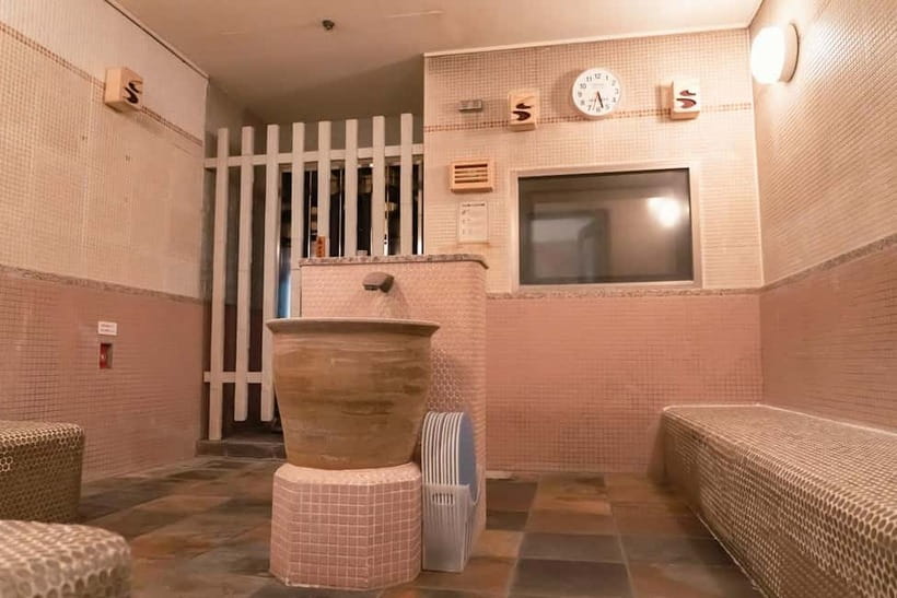 Osaka: Tennen Onsen Naniwa-no-Yu, the famous hot spring spa - Getting in smoothly: one-day ticket limits and QR-code hiccups