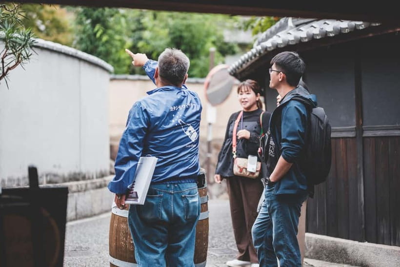 Osaka Winery Tour with Wine Tasting & Vineyard Walk - The guided walking loop: Edo-period streets, camphor tree, and a shrine stop