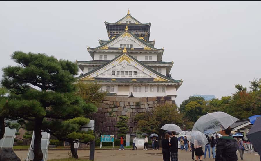 Private tour of Osaka with a Spanish-speaking Guide - Hideyoshi Castle facade: a quick history hit with real skyline payoff